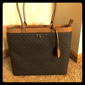 Large Michael Kors Maddie pocket tote